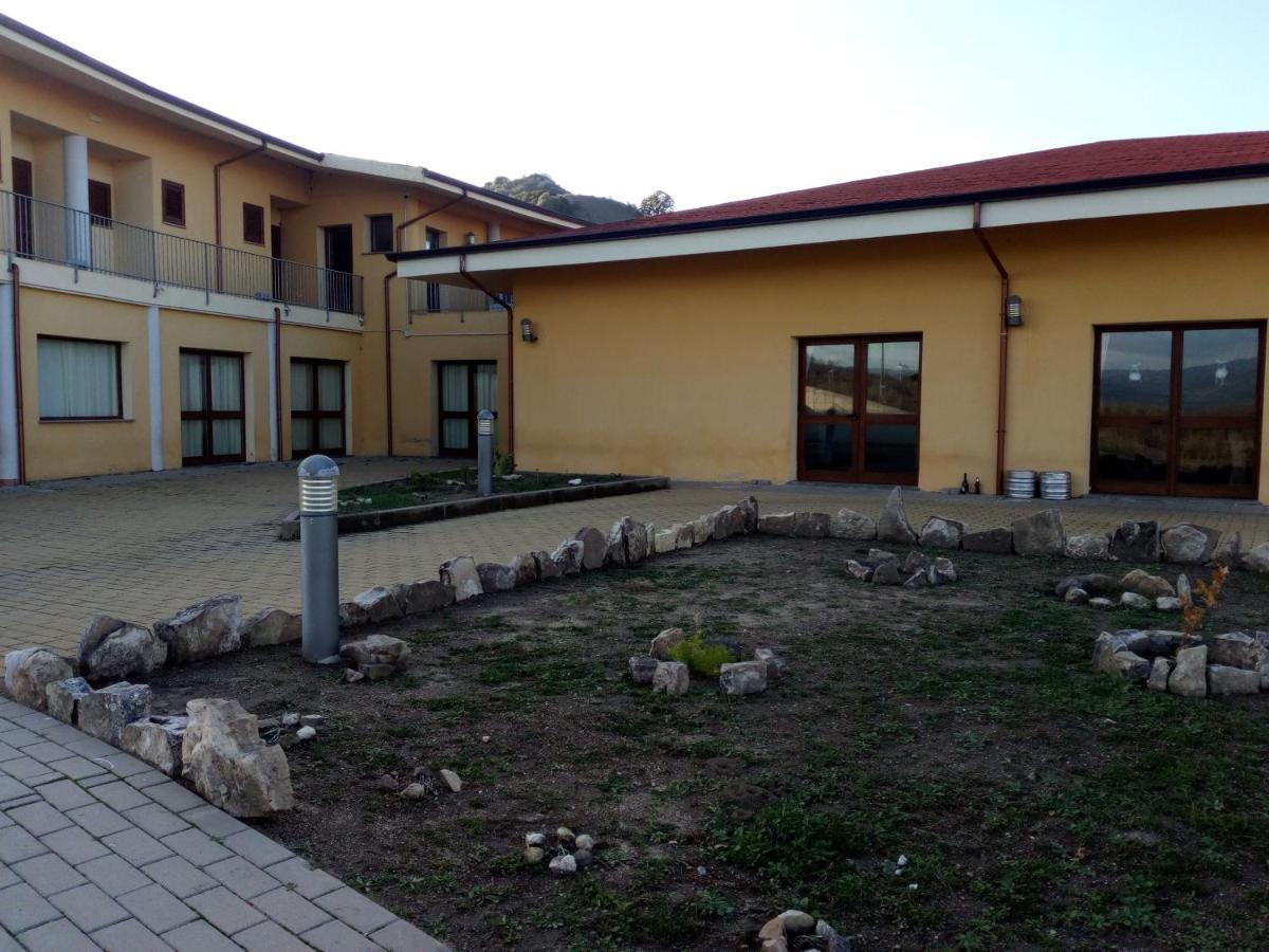 Hotel Bena E Traes Laerru Exterior photo
